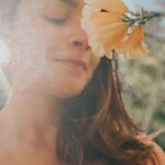 Alia Bhatt Instagram – hangies with the sun & this flower 🌼🤙