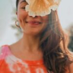 Alia Bhatt Instagram - hangies with the sun & this flower 🌼🤙