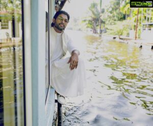 Allu Arjun Instagram - Kerala : Unbeatable back waters beauty . Thank you . See you soon again . CREDITS - Photographer : @gundavaram . Stylist : @harmann_kaur_2.0 . Clothing: @shantanunikhil .