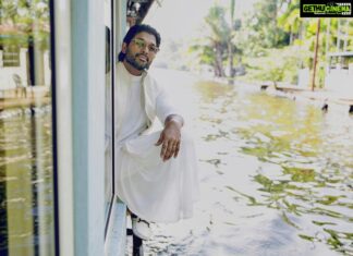 Allu Arjun Instagram - Kerala : Unbeatable back waters beauty . Thank you . See you soon again . CREDITS - Photographer : @gundavaram . Stylist : @harmann_kaur_2.0 . Clothing: @shantanunikhil .