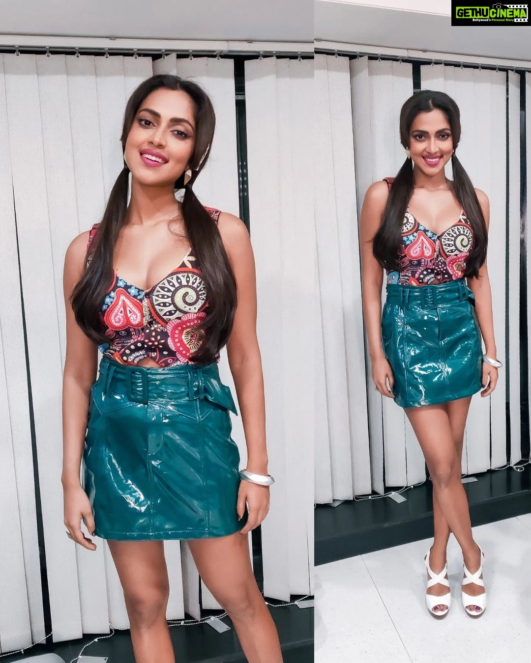 Amala Paul Instagram - They say time flies when you're having fun. As hard as I worked to bring life to Amna Parvez, I also had an absolute ball of a time. Grateful to be able to love what I do and do what I love. ♥️ Have you watched #RanjishHiSahi on @vootselect yet? #bts #bollywood #hindi #hindicinema #grateful #blessed