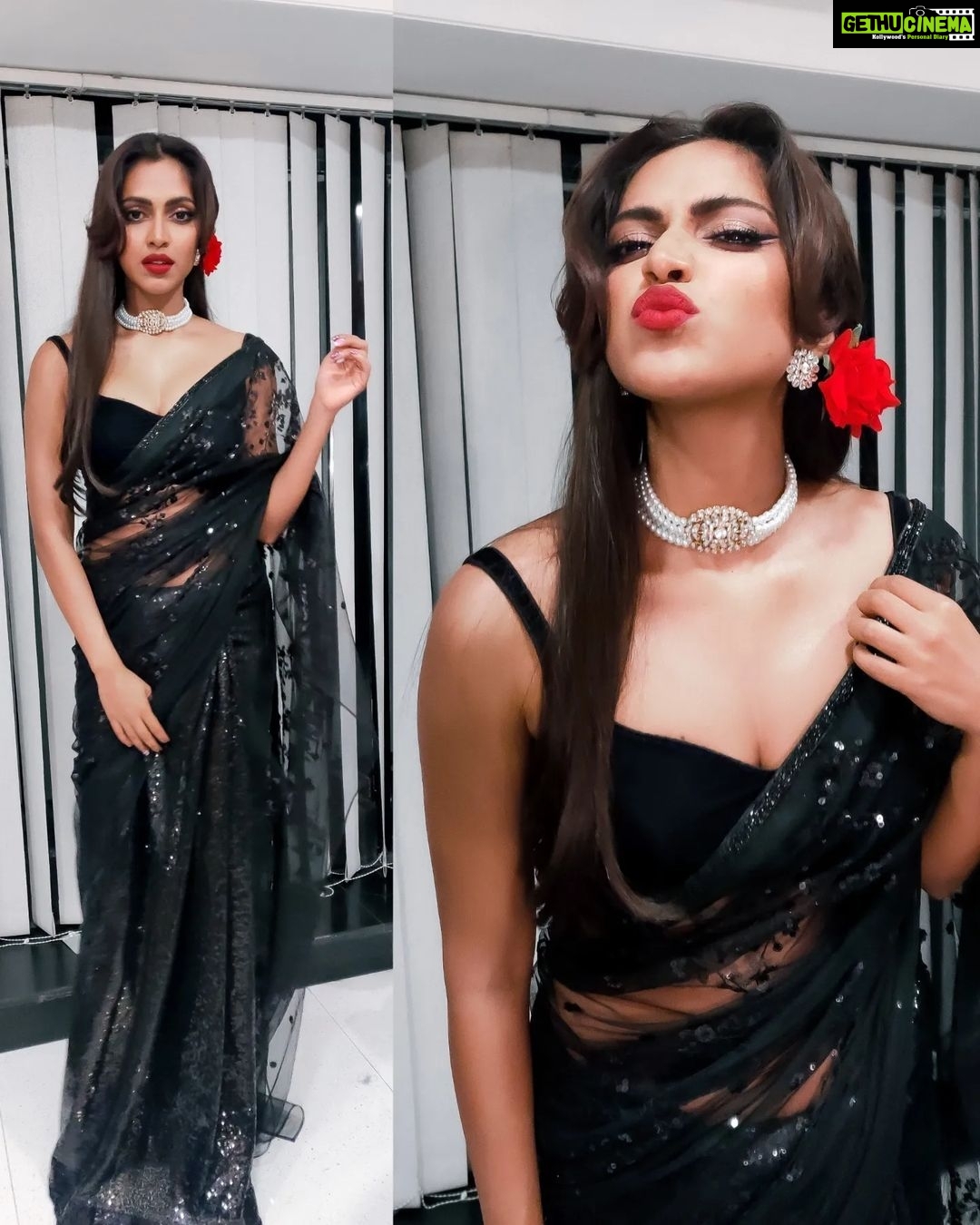 Amala Paul Instagram - They say time flies when you're having fun. As hard as I worked to bring life to Amna Parvez, I also had an absolute ball of a time. Grateful to be able to love what I do and do what I love. ♥️ Have you watched #RanjishHiSahi on @vootselect yet? #bts #bollywood #hindi #hindicinema #grateful #blessed