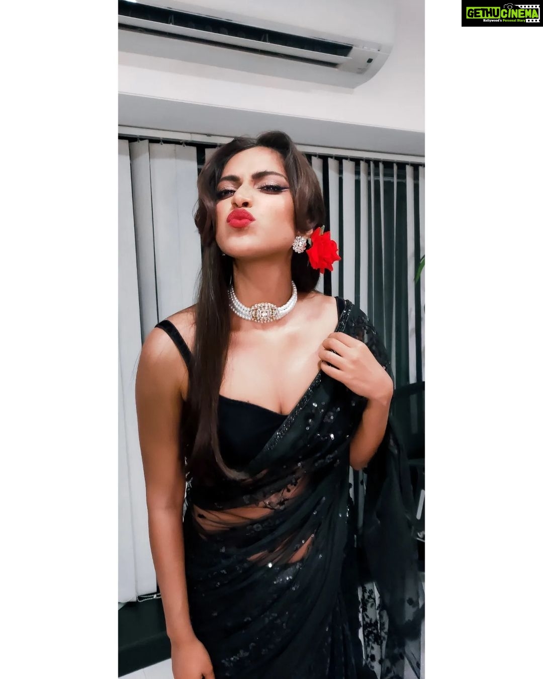 Amala Paul Instagram - They say time flies when you're having fun. As hard as I worked to bring life to Amna Parvez, I also had an absolute ball of a time. Grateful to be able to love what I do and do what I love. ♥️ Have you watched #RanjishHiSahi on @vootselect yet? #bts #bollywood #hindi #hindicinema #grateful #blessed