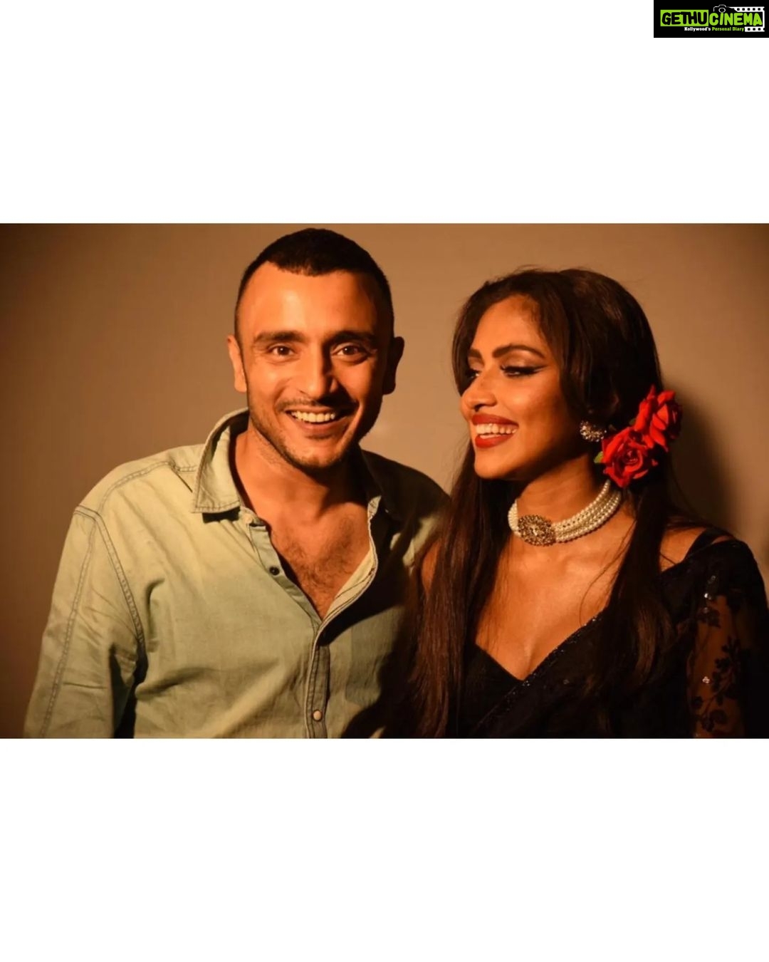 Amala Paul Instagram - It is not every day that you meet someone who embodies their art but I was fortunate enough to meet one and that was @pushpdeepbhardwaj ~ The director and the screenplay writer of #RanjishHiSahi. What followed the 4 hours of intense narration from Pushpadeep was a girl who was reminded why she chose to be an actor all over again. Every word that came from him was art in its best form. All I knew at the end of this narration was that I had to do this. I had to be Amna Parvez. This footage is a scene from the screen test -- I knew I had to bag this character from the get go. As I type this, all I can think of are the memories that come along like a breath of fresh air. Right from my audition to the scene test to the very end of this project, my director Pushpadeep has been there and how. Ranjish Hi Sahi and Amna Parvez would not be what they are today without him, @visheshfilms @sumitsamaddar_9 @officialjiostudios @vootselect the cast and crew and everyone who has made this possible. I am eternally grateful. ππ½ππ½β€οΈβ¨ I owe you all BIG.