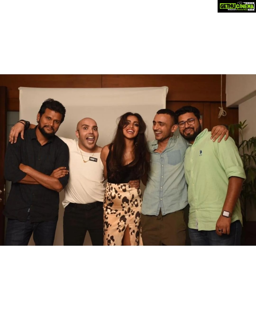 Amala Paul Instagram - It is not every day that you meet someone who embodies their art but I was fortunate enough to meet one and that was @pushpdeepbhardwaj ~ The director and the screenplay writer of #RanjishHiSahi. What followed the 4 hours of intense narration from Pushpadeep was a girl who was reminded why she chose to be an actor all over again. Every word that came from him was art in its best form. All I knew at the end of this narration was that I had to do this. I had to be Amna Parvez. This footage is a scene from the screen test -- I knew I had to bag this character from the get go. As I type this, all I can think of are the memories that come along like a breath of fresh air. Right from my audition to the scene test to the very end of this project, my director Pushpadeep has been there and how. Ranjish Hi Sahi and Amna Parvez would not be what they are today without him, @visheshfilms @sumitsamaddar_9 @officialjiostudios @vootselect the cast and crew and everyone who has made this possible. I am eternally grateful. ππ½ππ½β€οΈβ¨ I owe you all BIG.