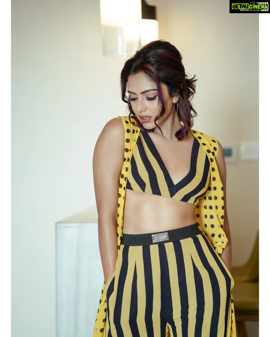 Amala Paul Instagram - Dressed to the nines in excitement of #RanjishHiSahi. 💃 Outfit: @labelnityabajaj Stylist: @twofoldstyles Mua: @makeupandhairbysagallya Photography: @nostalgiaevents.in @rahulaniz Streaming on @VootSelect from 13th January. Created by @maheshfilm Written and directed by @pushpdeepbhardwaj @tahirrajbhasin @amupuri @visheshfilms @officialjiostudios @sakshibhatt #SahilSaigal #VisheshEntertainment #myart #mypurpose #bollywood #hindi #hindicinema #bollywoodshows