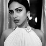 Amala Paul Instagram – Why is there no space for shades of grey? Why are we supposed to choose between either black or white? 

Strive for the freedom to be whatever you want to be. 🙌

#foodforthought