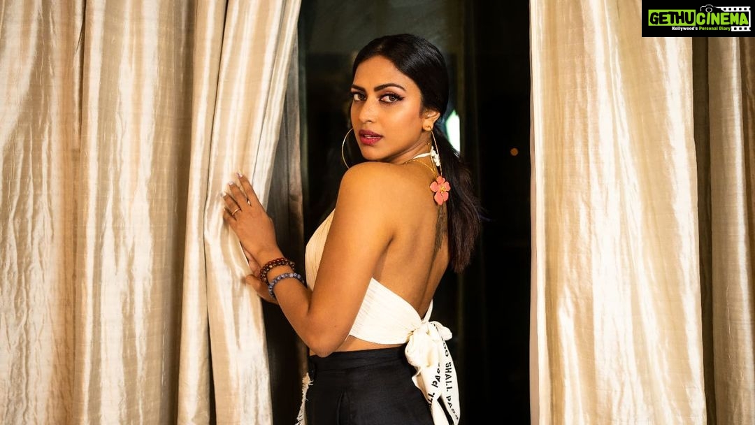 Amala Paul Instagram - Look left, look right and then go ahead and do whatever your heart tells you! #listen #youdoyou Styled by @pallakhshah assisted by @shrey_vaishnav_ In @arokaofficial x @viariaccessories x @chinicdesigns_by_chini_chouhan Hair by @divyashetty_ Make up by @makeupartistdanish Lensed by @the_pixel_farmer