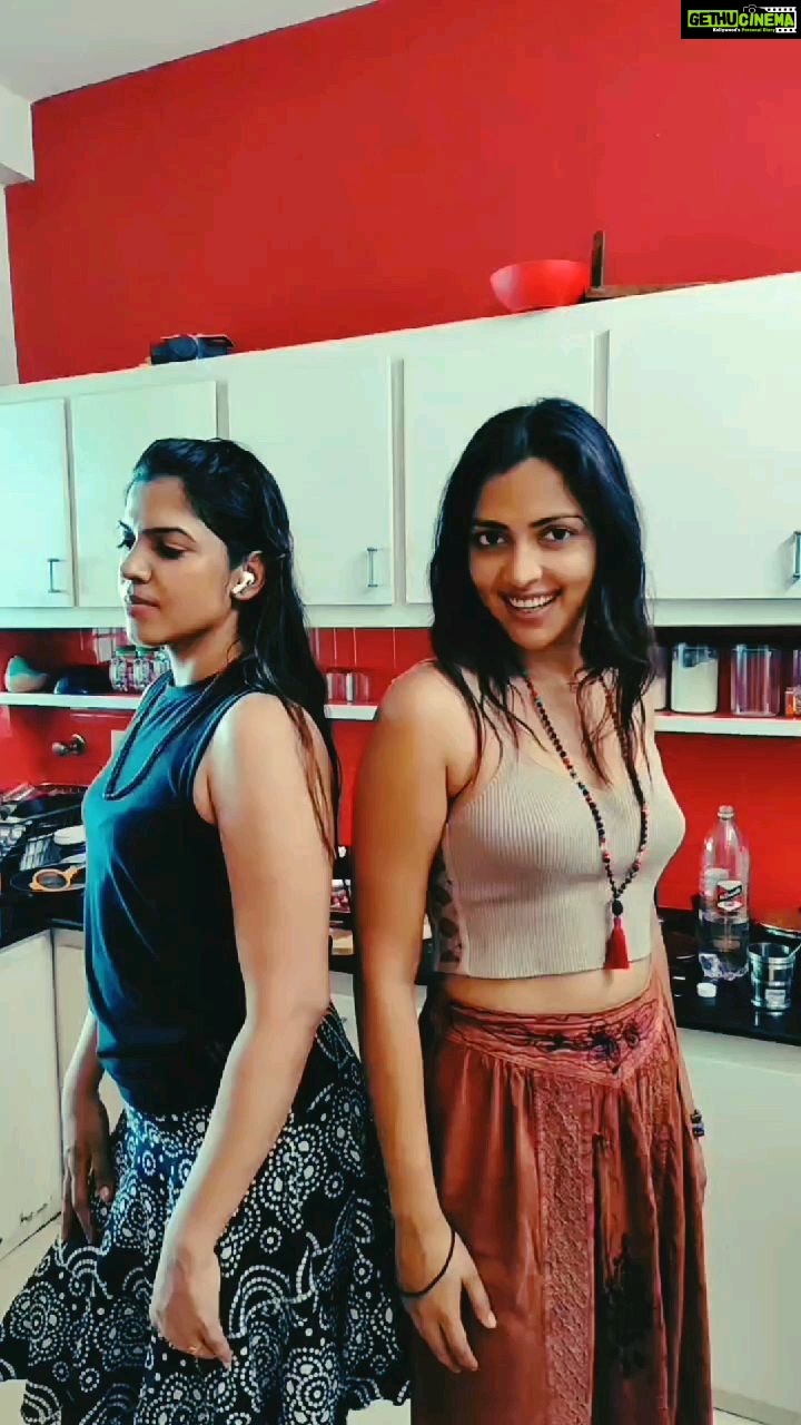 Amala Paul Instagram - Mondays 💞 are 🔮 for ☀️ cooking🔥 and 🥰 chilling 🌈 with 🌚 friends 🦄 since 💋 2020...☮️