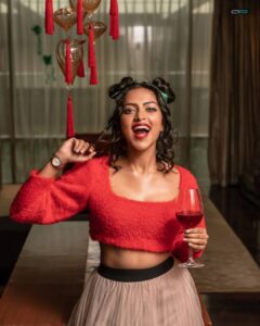 Amala Paul Instagram - The perfect CHRISTMAS gift is here 🎅🏻🎄❄️ Check out @danielwellington special holiday deal ❤️🎁 Gift your loved ones two or more products from @danielwellington at 25% off. Plus use my code AMALA to get more 15% off. Happy Gifting!!! #DWforeveryone #DanielWellington #merrychristmas 📸: @ajishpremphotography 💄: @makeupartistdanish 💇 : @divyashetty_ Park Hyatt Hyderabad