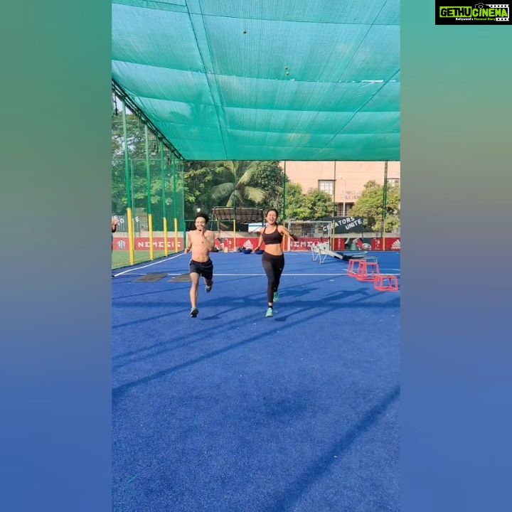 Amala Paul Instagram - Sprinting our hearts out to 2020! π . . Meet Namboo @fitzealbysuraj my 'kootukaran' I found in Mumbai and yes the hands behind all my workout videos! . . #TheMalluConnection #MallusInMumbai #runnershigh #runlikenooneswatching #fuelyourlife #fitfam #outdoorworkout #lifeinmumbai #AmalaPaul F45 Training Juhu