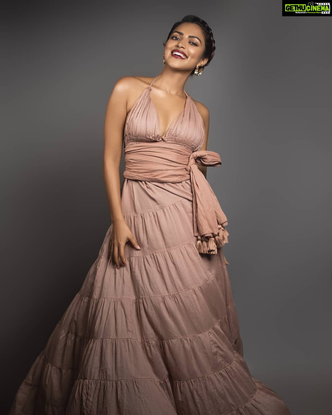 Amala Paul Instagram - Big smiles and boho vibes. Let's live happy, wild, and free! ๐งก โจ๐ซ . . ๐: @erikapenaofficial ๐โโ๏ธ๐: @kyana.emmot ๐ธ: @kiransaphotography ๐: @maalgaadi ๐: @behindwoodsofficial . . #Glowdess #ootn #deckedup #boho #bohostyle #bohovibes #wearyouart #lovewhatido #actorslife #grateful #bronzed #StyledByYoursTruly #AmalaPaul