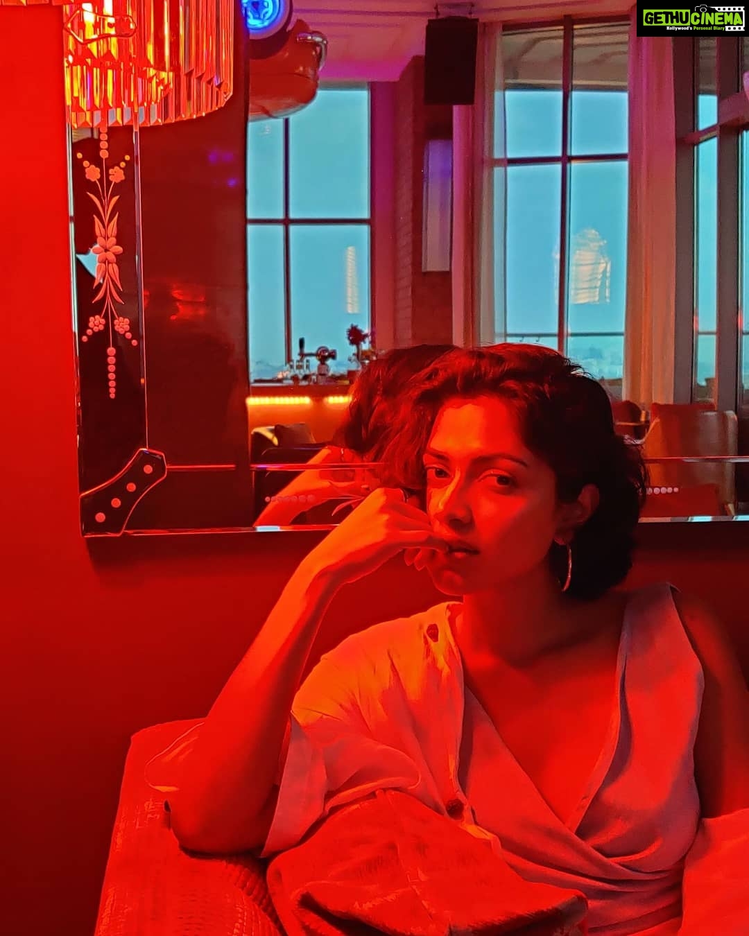 Amala Paul Instagram - Moments are born and moments die. For new experience to come to light, old ones need to wither away! . . Wrapped up a Telugu anthology for @netflix_in. Now on to unwrapping the story from my head. Indeed an intense ride in ten days but the boss lady (sweetest) @nandureddyy made it easy-peasy ❤ Really looking forward to this one and yes watch out for Nandini Reddy version 2.0 😝✨ Hyderabad