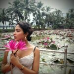 Amala Paul Instagram - 🌸🌸🌸 . . . #vacay #goodtimes #kerala #allepey #flowerpower #flowers #gypsysoul #ootd #AmalaPaul Allepey, Kerela