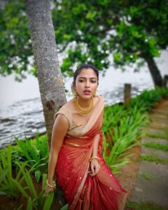 Amala Paul Instagram - In a food coma after the sadhya. 😋😋😋 . . #onam #onam2019 #onamspecial #onamsadhya #foodcoma #ootd #sareenotsorry #AmalaPaul