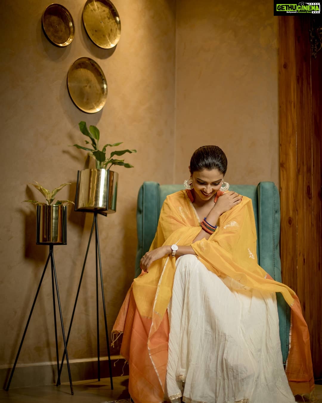 Amala Paul Instagram - I'm all about the fusion. I like taking conventional things and adding my own dash of quirk to it. It's not about what you wear, it's about what special touch you add to the outfit that makes the difference! P. S: Bangles on one hand and watch on the other. Best of both worlds! (3/3) #Aadai #Aame #Aadaipromotions #blessed #StyledByYoursTruly #AmalaPaul . . πΈ : @kiransaphotography π: @monalimakeovers πββοΈ : @manjula7038 π‘ : @varnamalaweddingexperience
