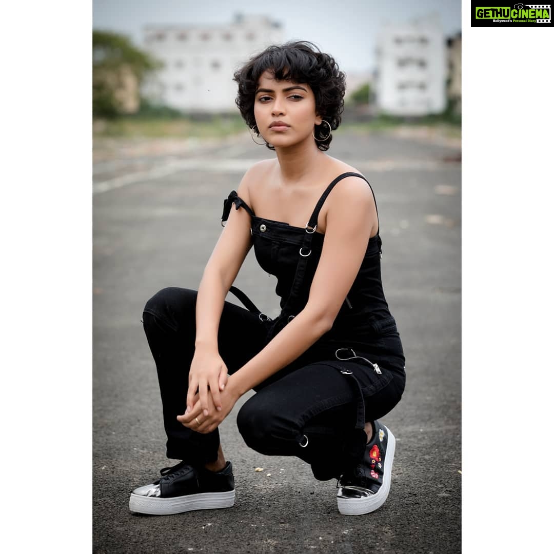 Amala Paul Instagram - Sit down, be humble. 😎 . . 📸 @kiransaphotography 💄 @chisellemakeupandhair 💇♀️ @manjula7038 . . #WaitingForAadai #Aadai #Aadaifromjuly19