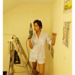 Amala Paul Instagram – On Sundays, we fix everything around – including ourselves. 😉

#beselfsufficient #learnsomethingnew #photowall #turnahouseintoahome