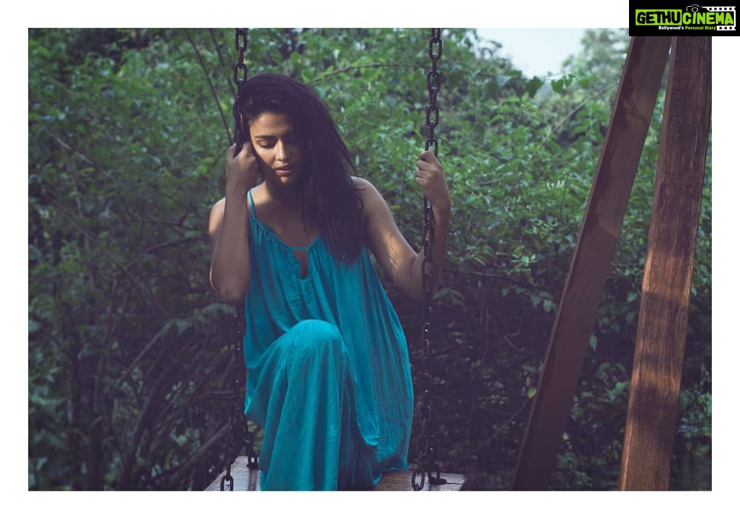 Amala Paul Instagram - Sometimes the creative field can beat you down and push you into a lul. When you feel like you're stuck in a rut, surround yourself with mama nature and bask in the beauty of doing nothing. Once you enjoy the beauty in staying still, you'll be able to move and make your mark in the world. 🔥 . . #foodforthought #takeabreak #pause