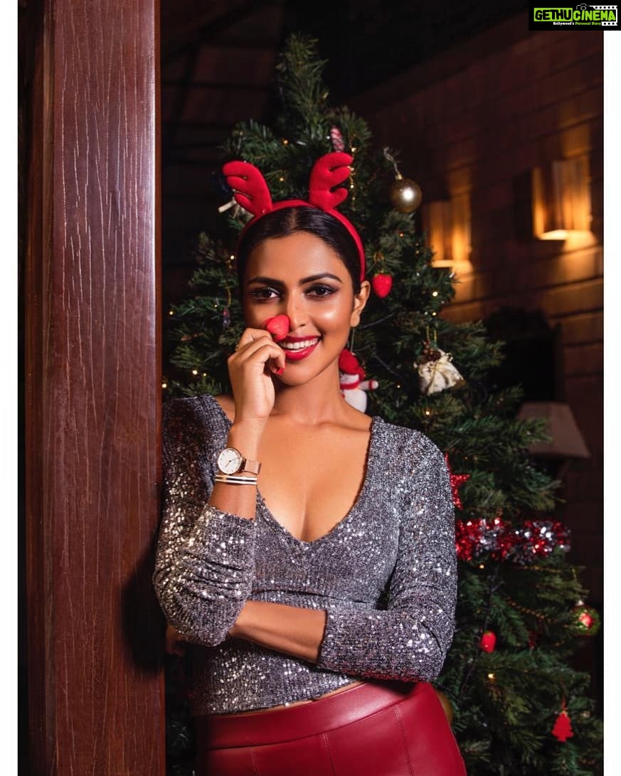 Amala Paul Instagram - Santa Came Home early! @danielwellington is a classic gift for your dear ones this holiday season. Get 10% off on the purchase of two or more products. To make this even better, you can use my code DWXAMALA to avail an additional benefit. Now open at VR Chennai Mall , also available at www.danielwellington.com