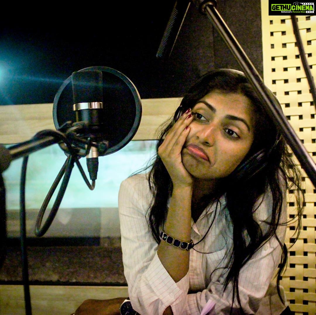 Amala Paul Instagram - What could be more dreadful than exam fever? It’s dubbing fever! Getting in front of a mic and recreating every single emotion from the shoot gives me jitters, stress pimples and what not:( But hey, what’s life if you can’t learn to face your fears? Get up there and do your thing, like a baawwsss! Wish me luck guys 😎 It's #adhoandhaparavaipola time! . . . #lovewhatyoudo #lovewhatido