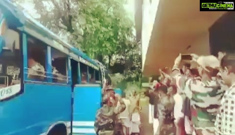 Amala Paul Instagram - The residents of Kottiyoor sending off soldiers after their rescue operation in the area. ๐๐๐ #indianarmy #Repost @cine_media_promotions โข โข โข เดเตเดเตเดเดฟเดฏเตเดฐเดฟเดฒเต เดฐเดเตเดทเดพเดชเตเดฐเดตเตผเดคเตเดคเดจเดคเตเดคเดฟเดจเต เดถเตเดทเด เดชเดเตเดเดพเดณเดเตเดเดพเดฐเต เดฏเดพเดคเตเดฐเดฏเดพเดเตเดเตเดจเตเดจ เดเตเดเตเดเดฟเดฏเตเตผ เดจเดฟเดตเดพเดธเดฟเดเตพ ๐๐ Big Salute..๐๐ #KeralaFloodRelief #WeShallOverCome #DoForKerala #keralasaves #cine_media_promotions
