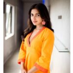 Amala Paul Instagram - 💛🧡 Wearing this lovely all organic cotton dress by @iseelila Thank you my love @poojarc for your amazing @shopnimai and this time for this beautiful earrings by @mrinalinichandra @mrinalinichandralabel Mua @pinkylohar @kiransaphotography you are super talented 😘 #bhaskarorurascal #promotions #organiccotton #summerisforcottons #handcrafted #sustainablefashion #mywardrobe