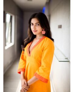 Amala Paul Instagram - 💛🧡 Wearing this lovely all organic cotton dress by @iseelila Thank you my love @poojarc for your amazing @shopnimai and this time for this beautiful earrings by @mrinalinichandra @mrinalinichandralabel Mua @pinkylohar @kiransaphotography you are super talented 😘 #bhaskarorurascal #promotions #organiccotton #summerisforcottons #handcrafted #sustainablefashion #mywardrobe