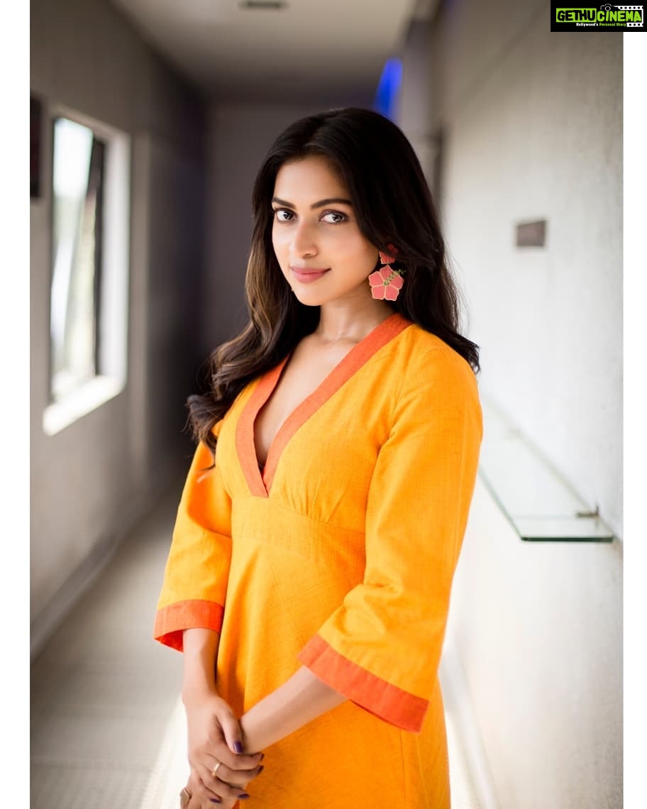 Amala Paul Instagram - 💛🧡 Wearing this lovely all organic cotton dress by @iseelila Thank you my love @poojarc for your amazing @shopnimai and this time for this beautiful earrings by @mrinalinichandra @mrinalinichandralabel Mua @pinkylohar @kiransaphotography you are super talented 😘 #bhaskarorurascal #promotions #organiccotton #summerisforcottons #handcrafted #sustainablefashion #mywardrobe