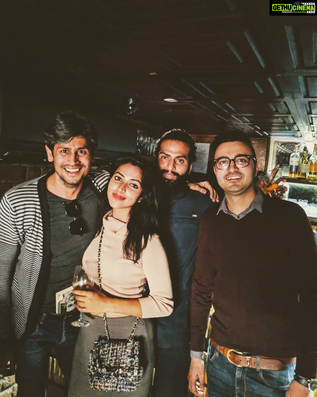 Amala Paul Instagram - Birds of a feather flock together... #bff #soulmates #jazznight The Piano Man Jazz Club