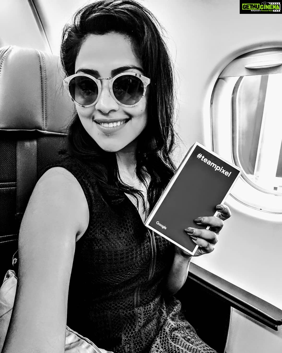 Amala Paul Instagram - #byeiphone #welcomepixel #teampixel #googlepixel2xl