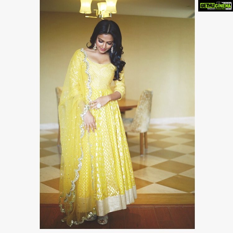 Amala Paul Instagram - A special sunday for me, as this one will be spent with 1 million friends on instagram!! I feel really blessed that I have the privilege to be able to touch and inspire a million lives each day. ⠀ A big hug and love to all my followers 😘❤️ #milliondollarbaby #humbled Look from #chennaimobiles store launch at Selam. Suit by @abhinavmishra_ Earrings @fooljhadi @shopnimai Ring @zariinjewelry Styled by the lovely @pinktrunkk