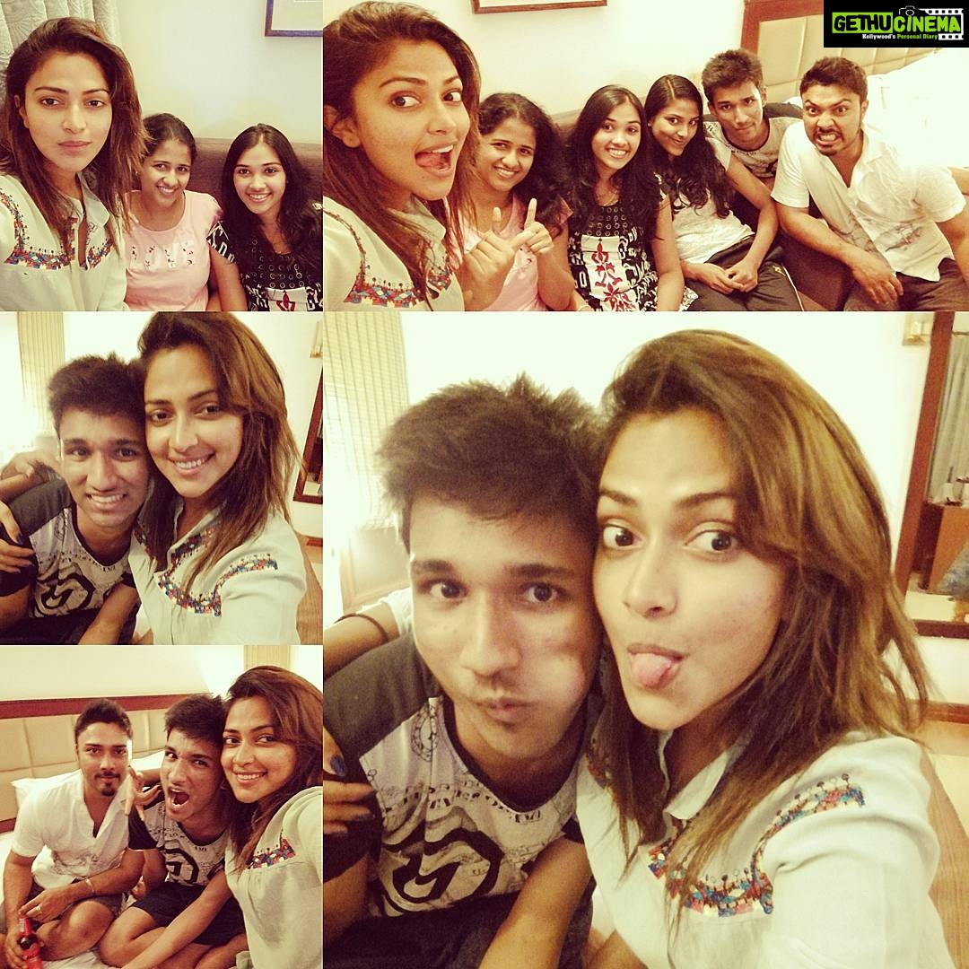 Amala Paul Instagram - Man these selfie crazy bunch!!😍 #famjamming #cousinslove #suchtimes #backtochildhood #holidayinhills