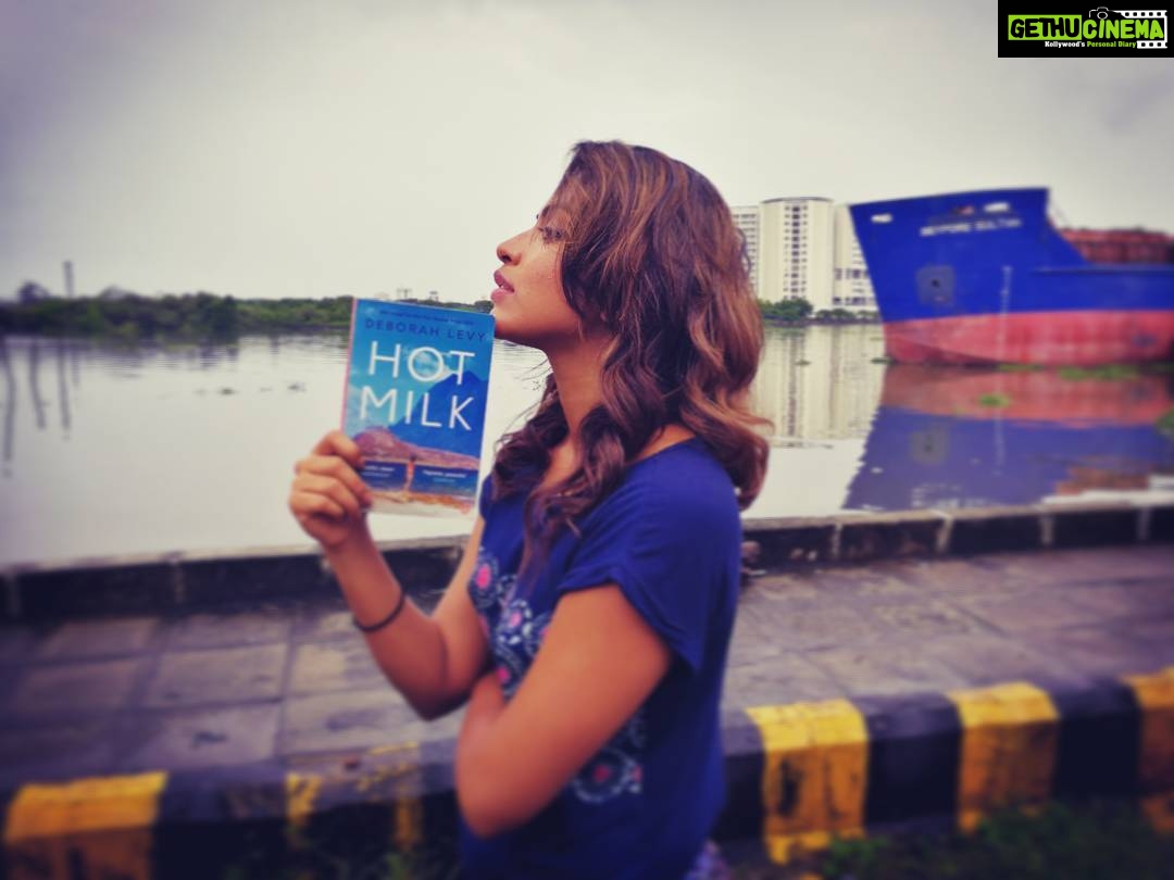 Amala Paul Instagram - My love for this book turns out to be my love for Spain as Sofia's journey unfolds in Almeria...I love how it makes me feel like shining in the sun, swimming in the blue water, medusas (as long as I don't encounter one) and hearing the seagulls cry while reading, it was bliss! This story was just the quirky and dreamy vibe I needed now! 💙 #hotmilk #deborahlevy #books #newlove #spain #blue Pc @abhi_amala (he made me proud)