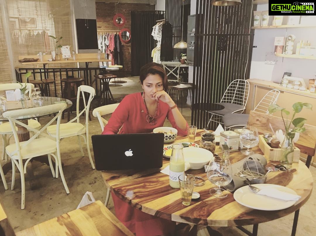 Amala Paul Instagram - Introducing @begreenr my favourite vegan/veg eatery and workplace, when in Delhi. The meatless meatballs pizza & pumpkin spice smoothie here is to die for. Also baked sweet potato! A fruitful day, with loads accomplished, can't wait to visit again! 👌👌👌👌👌 #whenindelhi #greenrthrowback #greenlife #greenr #plantmeat #vegetarian Greenr Cafe, Shahpur Jat, Delhi