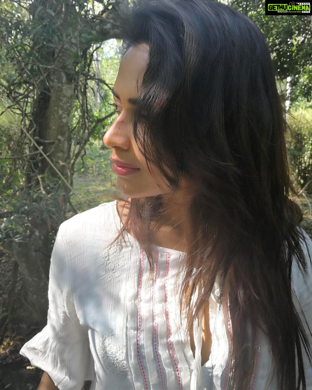 Amala Paul Instagram - 🎼🎶🎶🎶🎼 Un Rayo De Sol 🎶🎶 Cha la la la la oh oh oh Cha la la la la oh oh oh Cha la la la la oh oh oh La la la la la la la la La la la la la la la la la la la la 🎶🎶 Un rayo de sol oh oh oh Metrajo tu amor oh oh oh Un rayo de sol oh oh oh 🎶🎶 #arayofsunshine #beautifulmornings #sexandlucia #musiclislife #nofilter