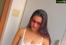 Ameesha Patel Instagram - Feels good Spending a Sunday with my lovely fans over some video calls❤️lucky 2 have this connect n actually getting to know so many sides of their lives ,achievements n losses n share what all many are facing during such tough times during this pandemic….but at the same time sharing some laughter together surely feels amazing❤️❤️Thnku Mr MAHESH n team for making all this happen … for best deals for Video calls or Corporate events ,shows,Appearances,brand Endorsements or Meet n greets etc SMS MR MAHESH on ++91 98330 20363 or on 91 91674 19954👍🏻