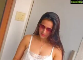 Ameesha Patel Instagram - Feels good Spending a Sunday with my lovely fans over some video calls❤️lucky 2 have this connect n actually getting to know so many sides of their lives ,achievements n losses n share what all many are facing during such tough times during this pandemic….but at the same time sharing some laughter together surely feels amazing❤️❤️Thnku Mr MAHESH n team for making all this happen … for best deals for Video calls or Corporate events ,shows,Appearances,brand Endorsements or Meet n greets etc SMS MR MAHESH on ++91 98330 20363 or on 91 91674 19954👍🏻