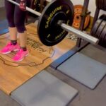 Ameesha Patel Instagram - Slow reps on the deadlifts much like the slow squats from time to time to keep me injury free @klinton81 @unitedstrength …. Love love love hitting the gym with @klinton81 💪🏻🏋🏻‍♀️🏋🏻‍♀️🏋🏻‍♂️🤸🏻‍♀️🤸🤸