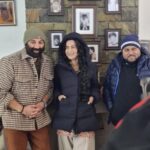 Ameesha Patel Instagram - #GADAR2 .. PALAMPUR.. with my super director @anilsharma_dir .. and SAKEENA’S TARA SINGH most handsome @iamsunnydeol 💞💞💞🤞🏻🤞🏻🙏🏻🧿🧿🧿