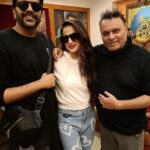 Ameesha Patel Instagram - WORk ModE … with my GADaR director @anilsharma_dir and ace fashion and film costume designer @rockystarofficial @rockystar100 … super excited for this journey 💯💯🙏🏻✔️✔️❤️💖