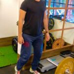 Ameesha Patel Instagram – 1st day back in the gym after 2 weeks , but I can’t stop myself from deadlifting fairly heavy.50 kgs  would normally feel like a warmup. @klinton81 @unitedstrength 💪🏻💪🏻💪🏻🏋🏻‍♀️🏋🏻‍♀️