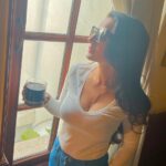 Ameesha Patel Instagram - DELHI .. nothing like a chilled Diet Coke in the chilly DELHI winter .💙💙💋💋❤️❤️🧿🧿