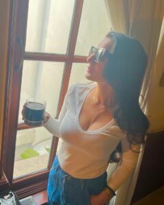 Ameesha Patel Instagram - DELHI .. nothing like a chilled Diet Coke in the chilly DELHI winter .💙💙💋💋❤️❤️🧿🧿