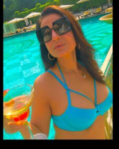 Ameesha Patel Instagram - DELHI .... enjoying the yummy peach juice n sunshine 🌞🌞🌞🌞🧋🧋🔆☀️