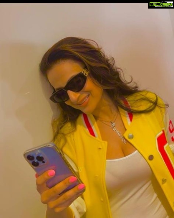 Ameesha Patel Instagram - Enjoying some video calls in Palampur winter with my lovely fans in middle of my break time during GADAR 2 shoot…👍❤️Thanku MR MAHESH n team 4 being so efficient👍🏻4 best deals for Vd calls,meet n greets,corporate shows or events,brand Endorsements SMS MR MAHESH on +91 98330 20363 or +91 91674 19954 👍can’t wait 2 meet my fans in DELHI this 17,18 n 19 of december ❤️👍