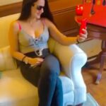 Ameesha Patel Instagram - DELHi... some video calls with my lovely fans n zoom chats before leaving for a lovely busy day ahead .. Thnku MR MAHESH and team for giving all my fans the best deals .. to contact for video calls or meet and greets or corporate events or shows sms MR MAHESH on +91 91674 19954..lovely weekend to all 🌈🌈💗💗
