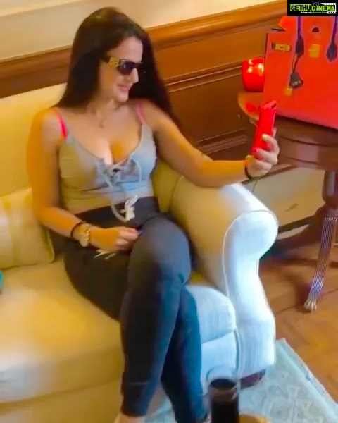 Ameesha Patel Instagram - DELHi... some video calls with my lovely fans n zoom chats before leaving for a lovely busy day ahead .. Thnku MR MAHESH and team for giving all my fans the best deals .. to contact for video calls or meet and greets or corporate events or shows sms MR MAHESH on +91 91674 19954..lovely weekend to all šššš