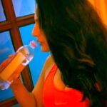 Ameesha Patel Instagram - DELHI ... hydrating hydrating hydrating after an early morning run at the gym .. now ready to sieze the day with my online Zoom meetings n a long beautiful day in pretty DELHI city .. have. A lovely weekend everyone 🌈🌈❤️❤️💗