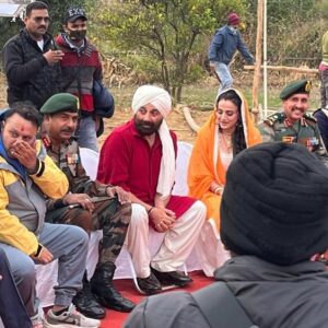 Ameesha Patel Instagram - GADAR2 👍🏻👍🏻👍🏻🙏🏻🙏🏻🙏🏻🙏🏻🙏🏻❤️❤️❤️muhurat  shot 🙏🏻🙏🏻🙏🏻The general was kind enough to grace the occasion @surender.singh1974@rohit_jaykay